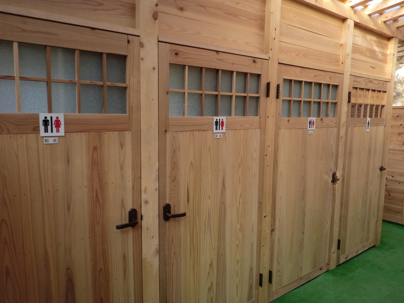 2013年3月、木もれ陽の森キャンプ場のトイレの扉