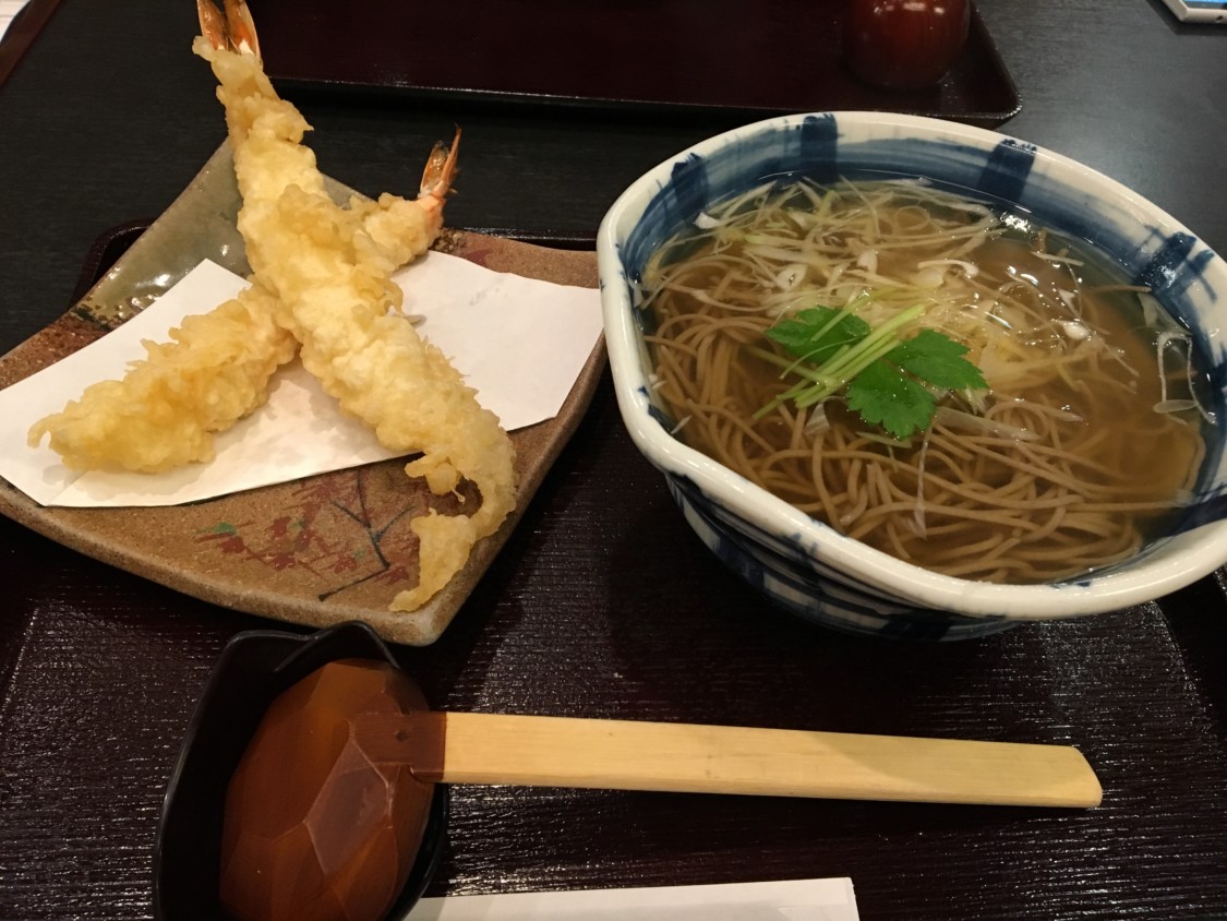 堺東駅前のそじ坊ででっかい海老天の入ったそばを食べる ねこんこ２