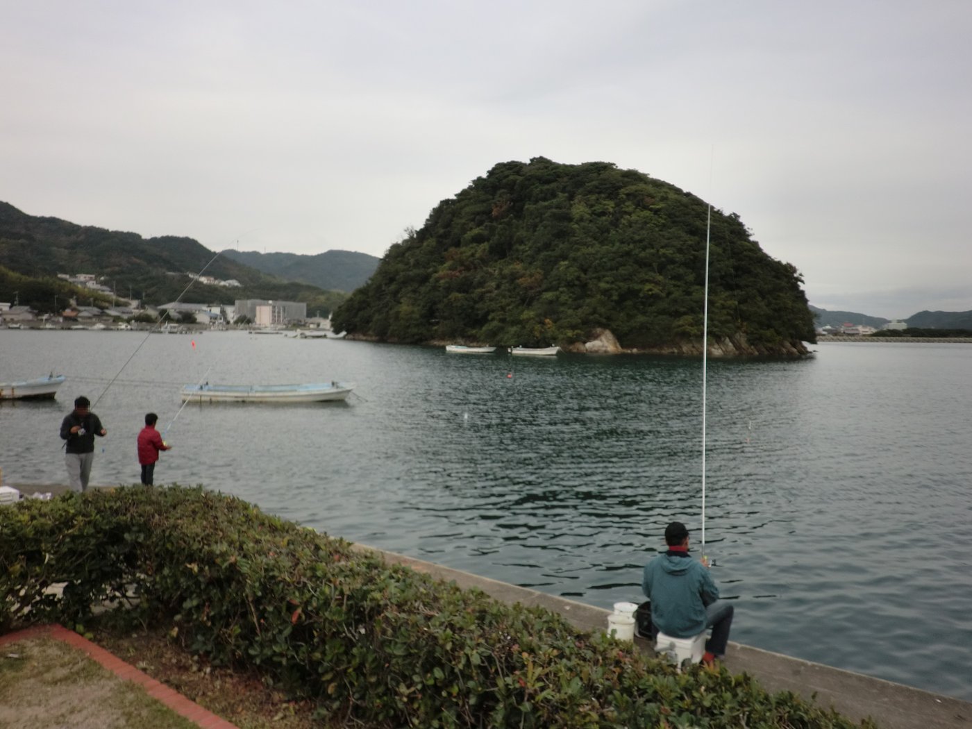 2012年11月、南淡路シーサイドキャンプ場の釣り場に並ぶ人
