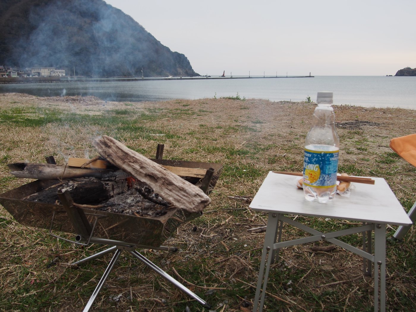 2019年3月10日の朝、気比の浜キャンプ場の焚き火台と海