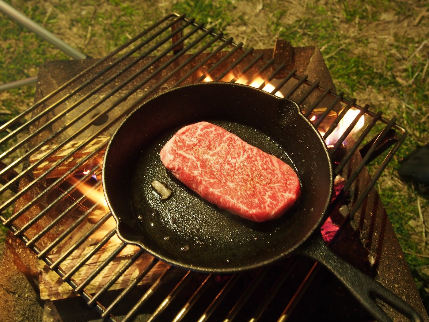 2019年3月9日、気比の浜キャンプ場で焚き火台に載せたスキレットと但馬牛
