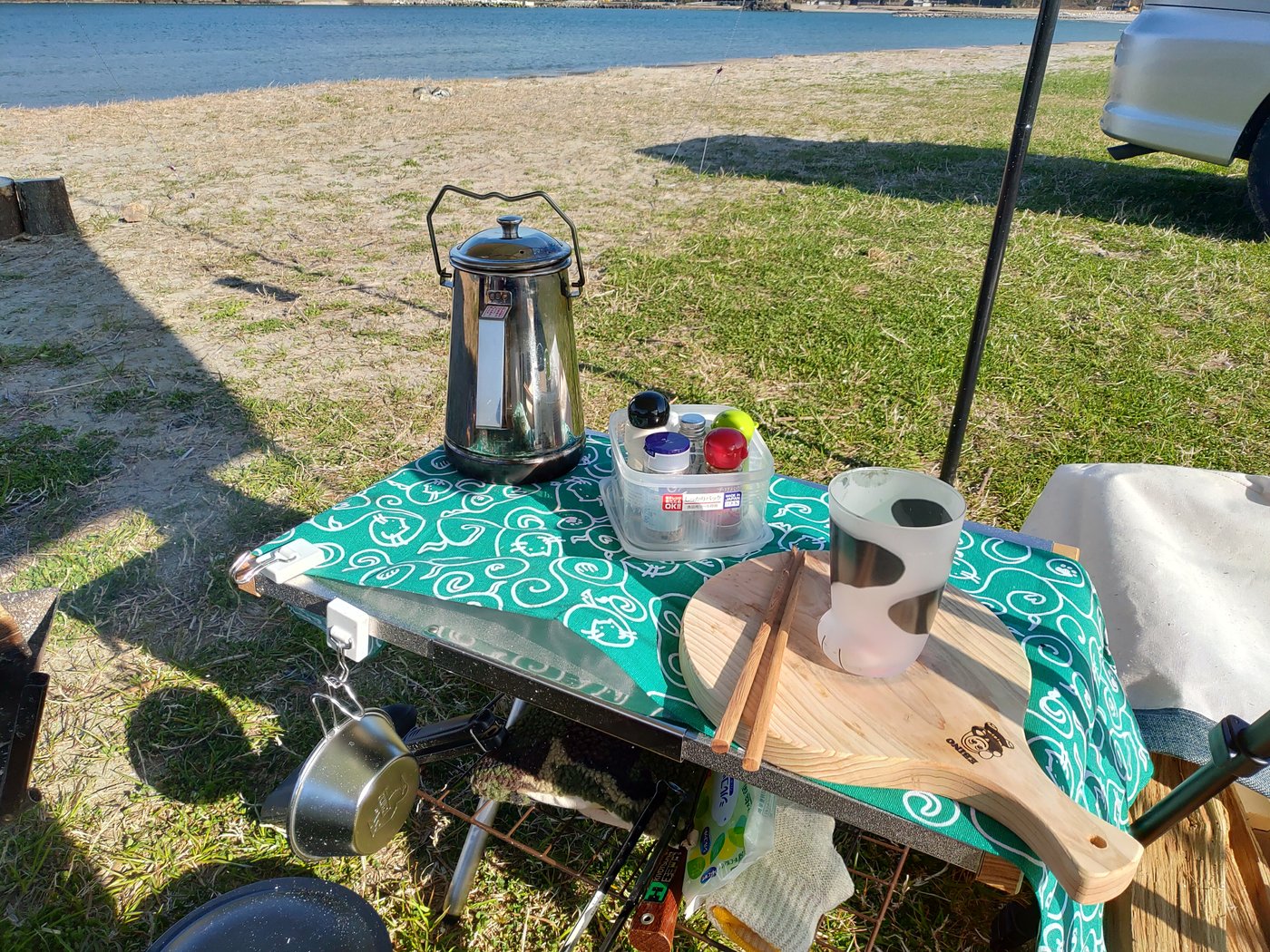2019年3月9日、気比の浜キャンプ場のタープの下のテーブルと海