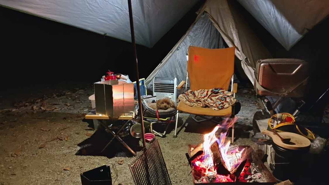 洞川キャンプ場 焚火で暖を取る