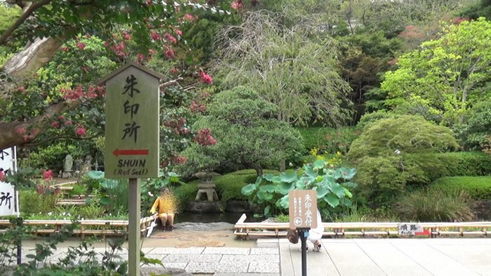 鎌倉長谷寺 入り口すぐの池