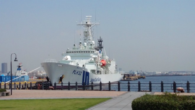 赤レンガ倉庫横のフェリー