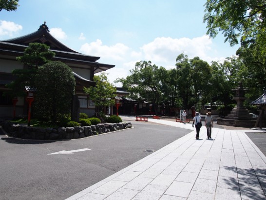 方違神社の参道