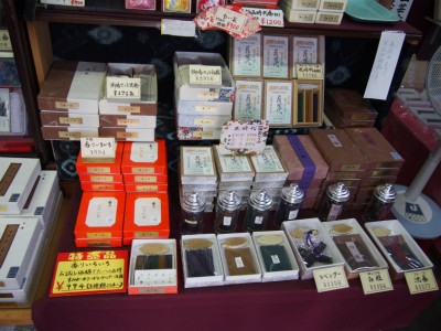 薫主堂線香いっぱい