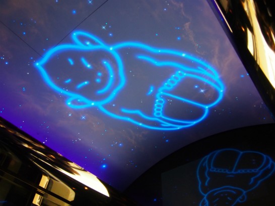 エレベーターの天井に映るビリケン