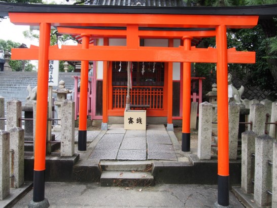 百舌鳥八幡宮石段の碑の横