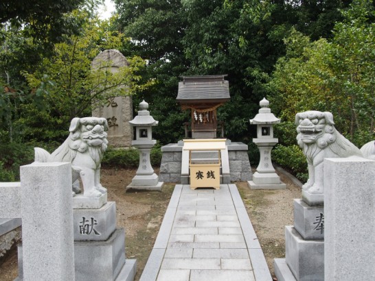 百舌鳥八幡宮石碑の横