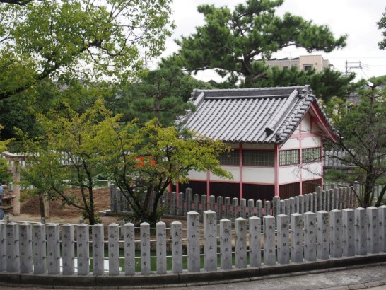 百舌鳥八幡宮石段横の池