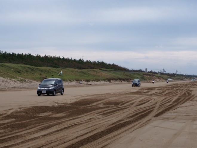 千里浜なぎさドライブウェイ車が多い