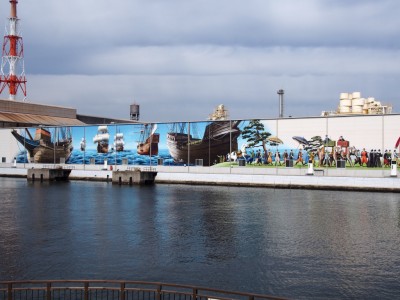 堺燈台の向かいの壁画