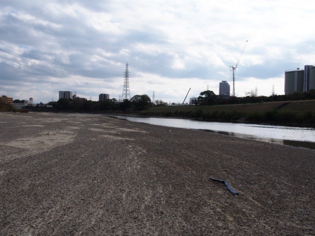 大和川の川底ゴミが一杯