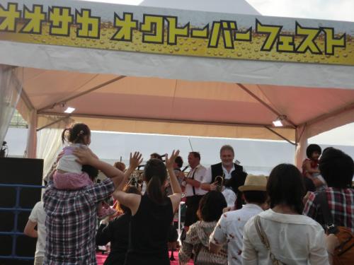 大阪オクトーバーフェスト_踊る客