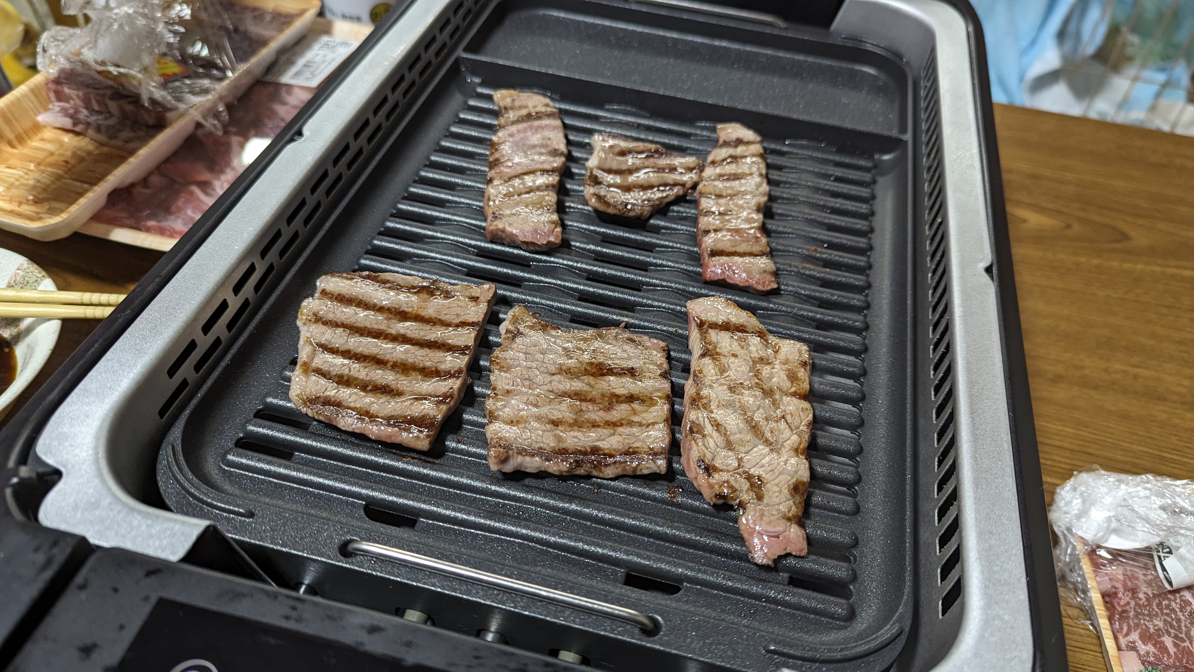山善 XGRILL PREMIUM でお肉を焼いてる様子