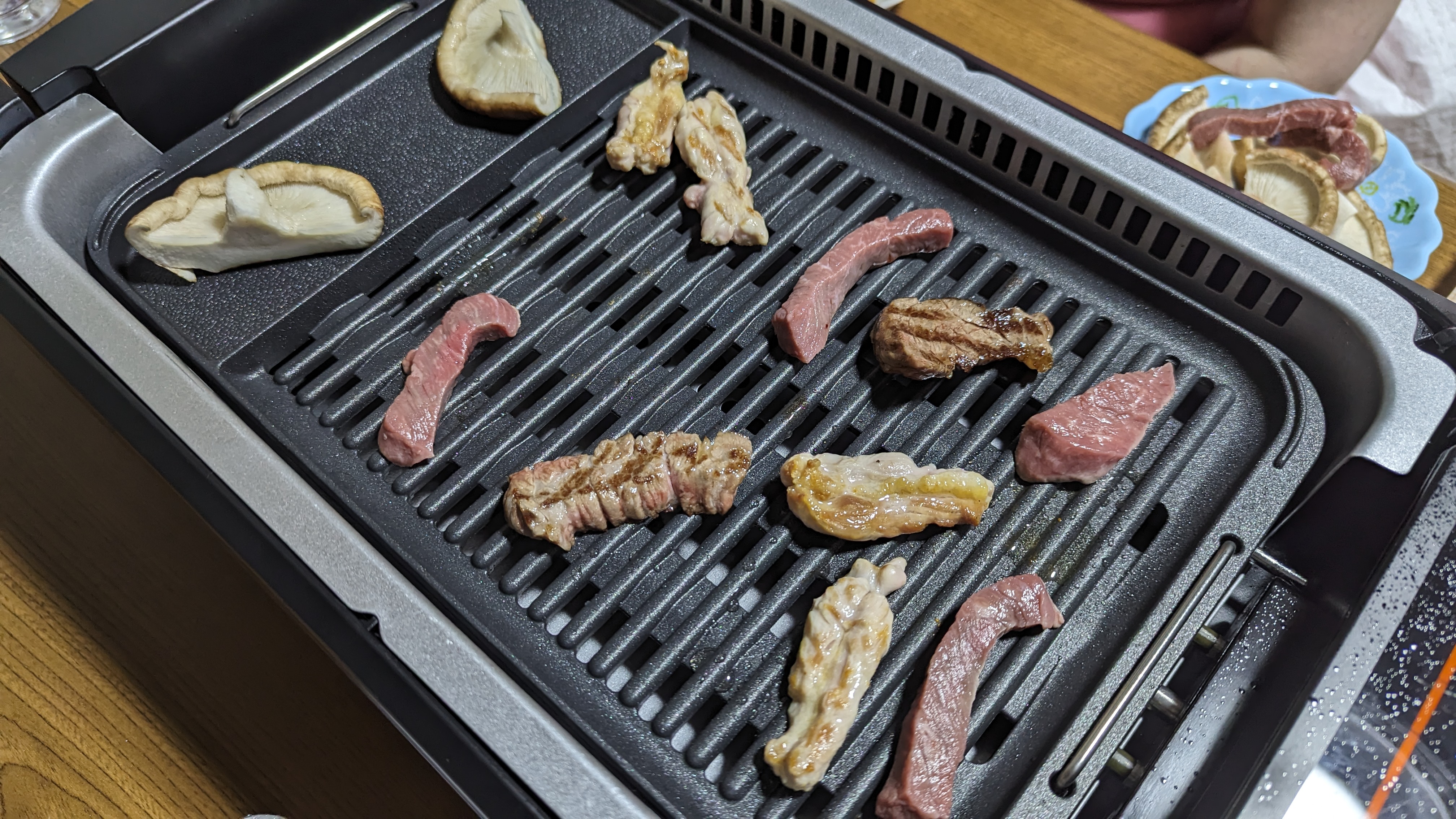 山善 XGRILL PREMIUM で家焼肉 お肉としいたけ