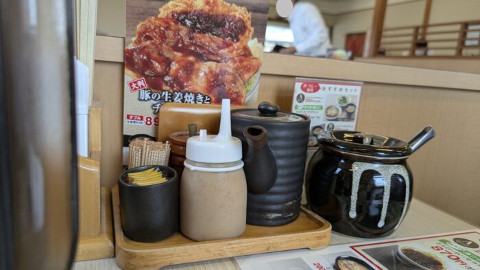 かつやのテーブルに置かれたソースと漬物