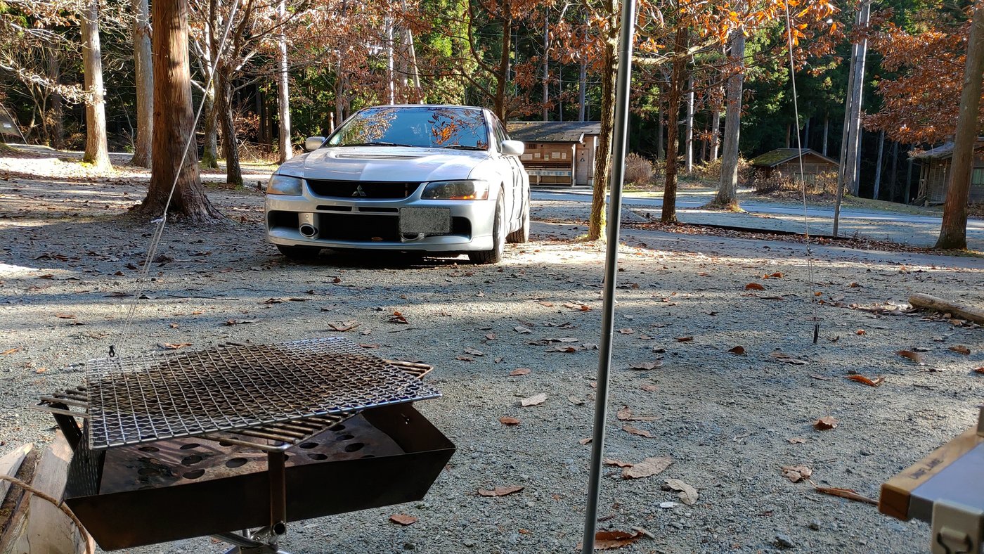 サイトに停めた車を眺めながら過ごすキャンプ