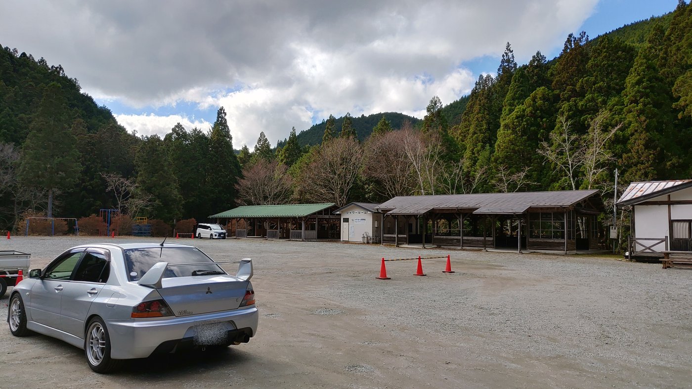 洞川キャンプ場の受付前の広い駐車場