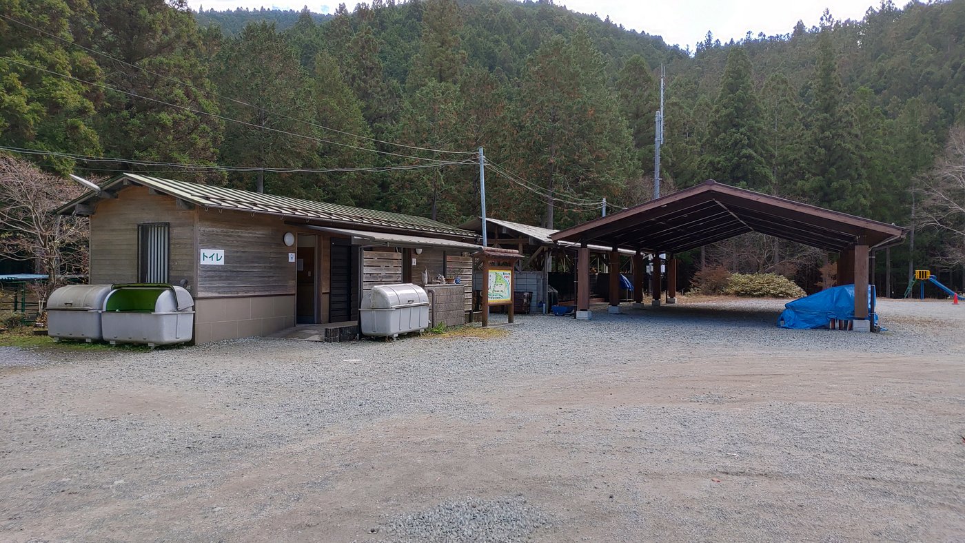 洞川キャンプ場の受付横のトイレと炊事棟