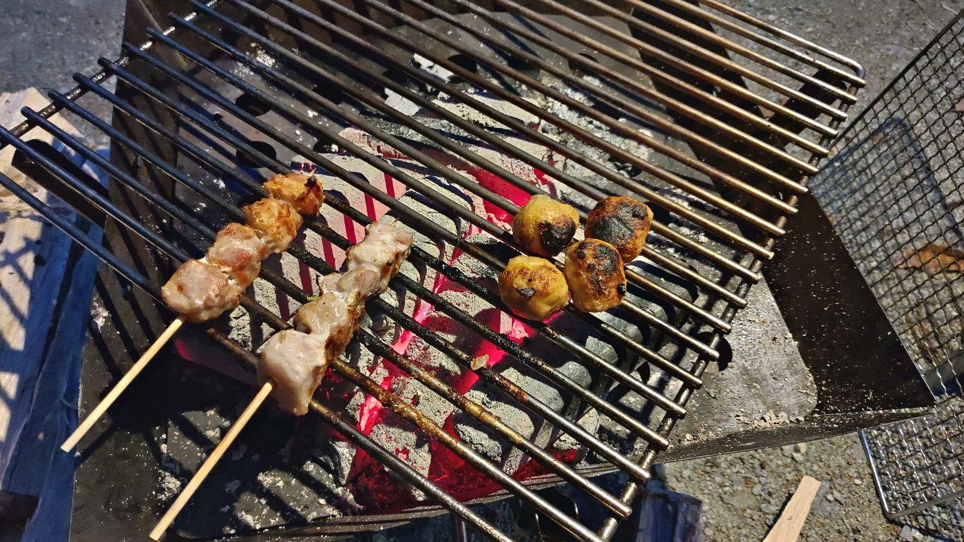 焚き火台の網で焼く焼き鳥とつくね