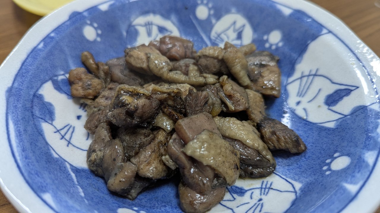 レンジで温めて皿に出した鶏の炭火焼き