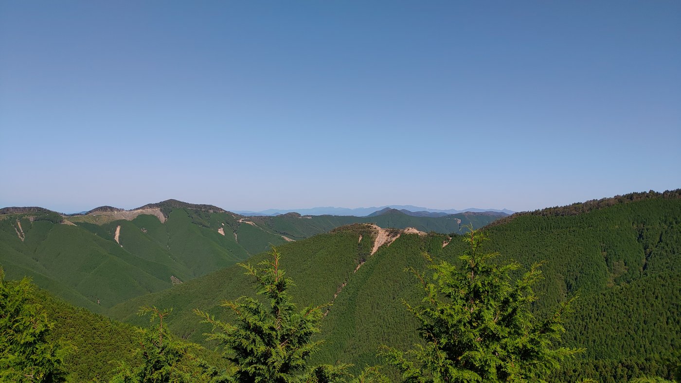 ごまさんスカイタワーの展望塔から見た紀伊山地の山並み