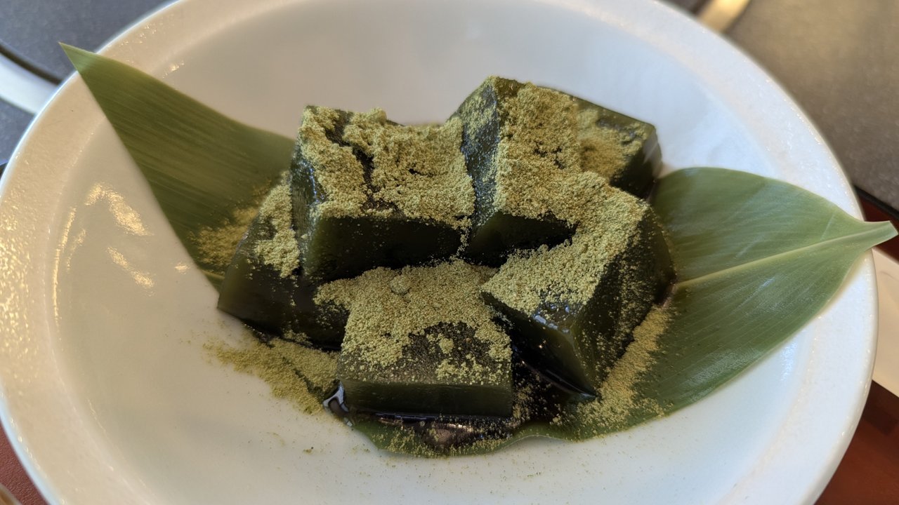 黒蜜と抹茶きなこをかけた抹茶わらび餅の完全体