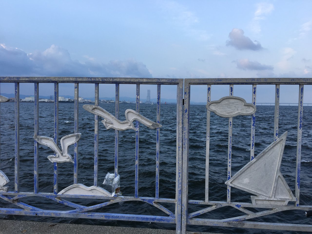 貝塚人工島の柵と海