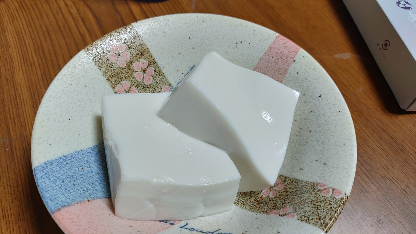 皿に盛った高野山の生ごまとうふ