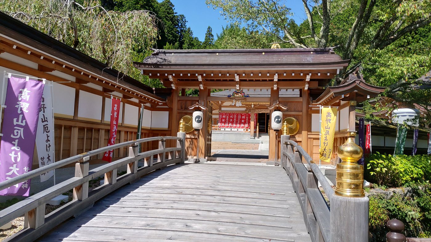 高野山 清浄心院の入口の橋と門