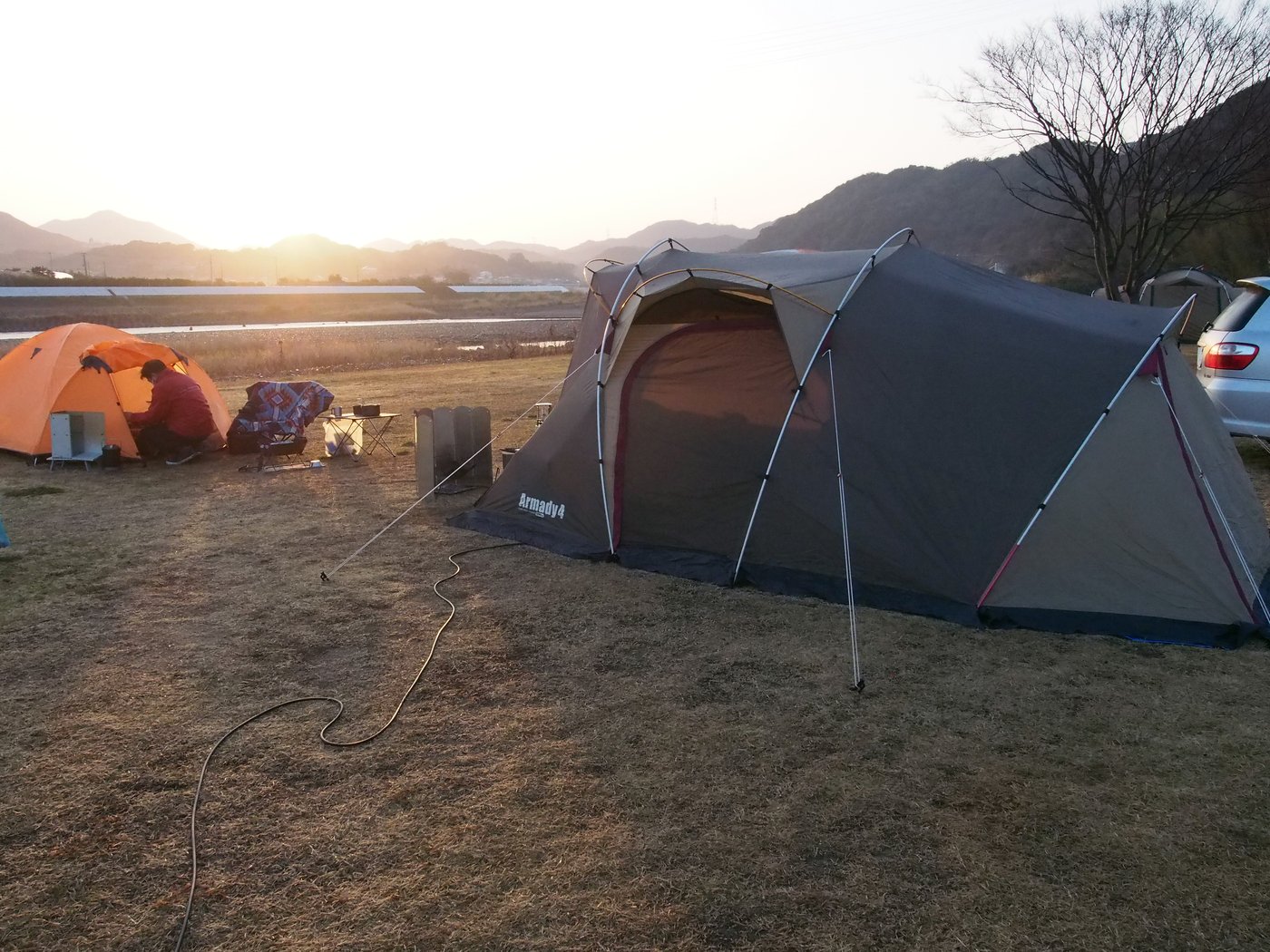 朝日に照らされるテント