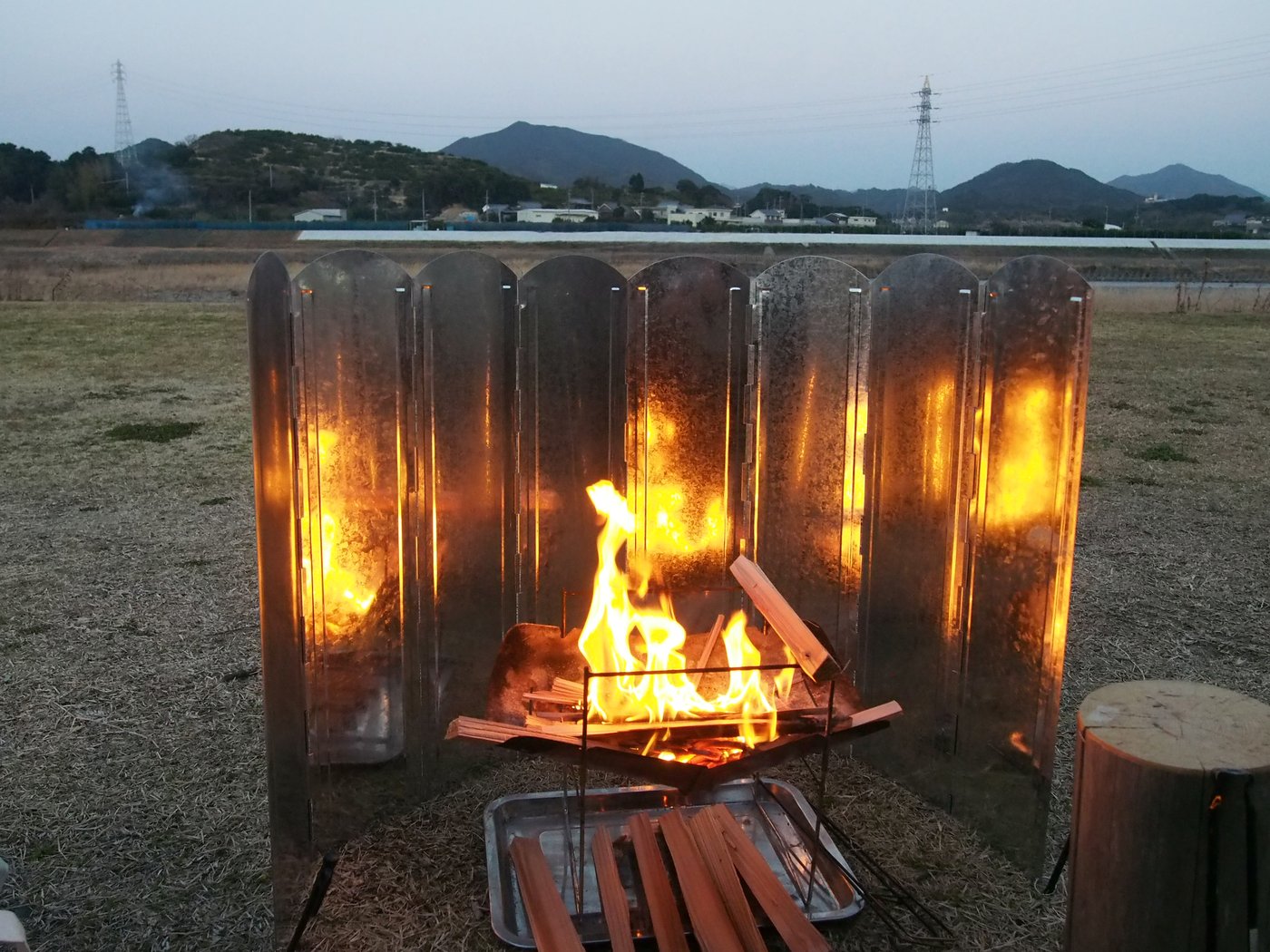 大型反射板で囲んだ焚き火