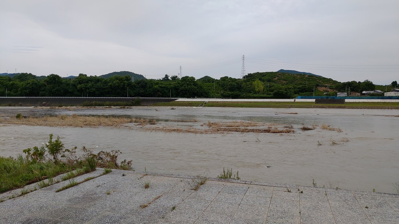 野口オートキャンプ場の横を流れる日高川