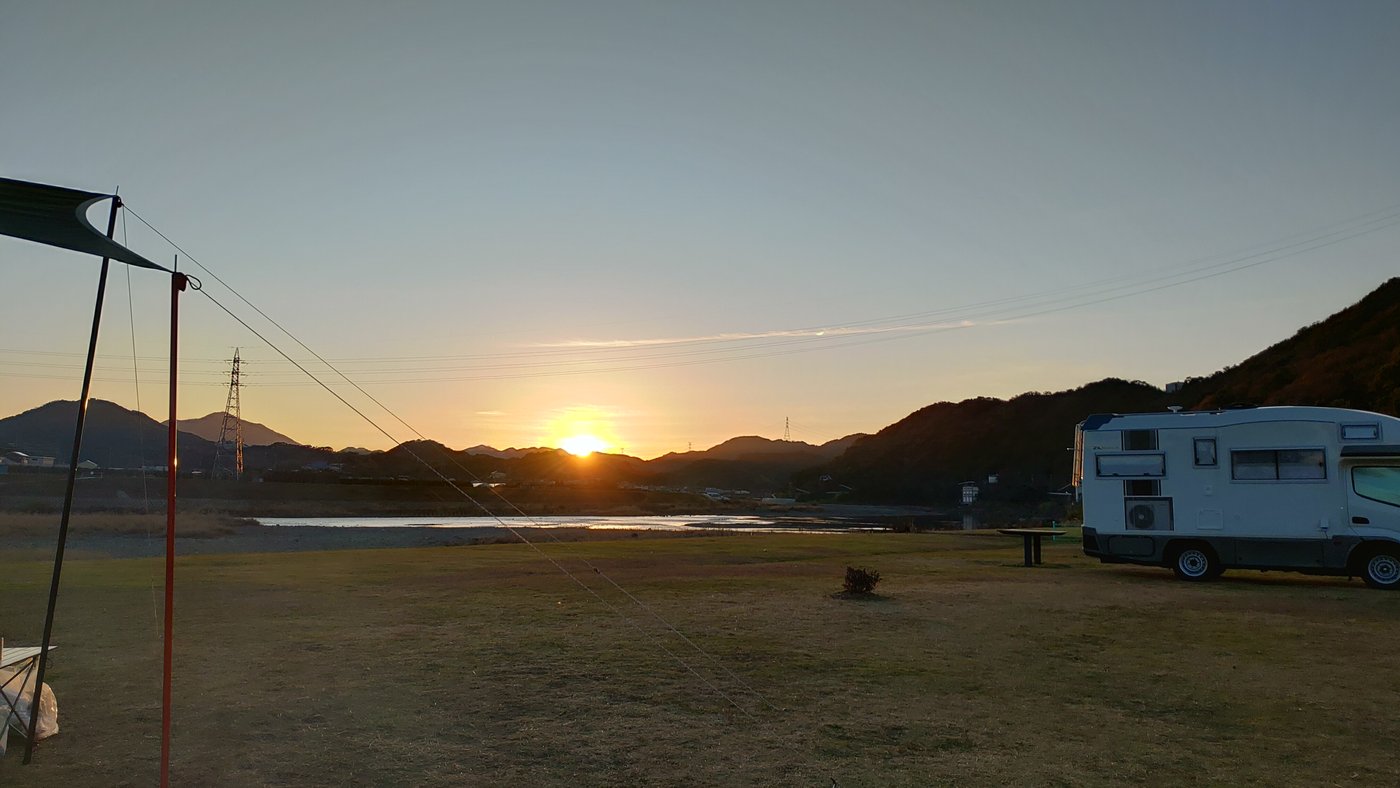 野口オートキャンプ場から見た冬の朝日