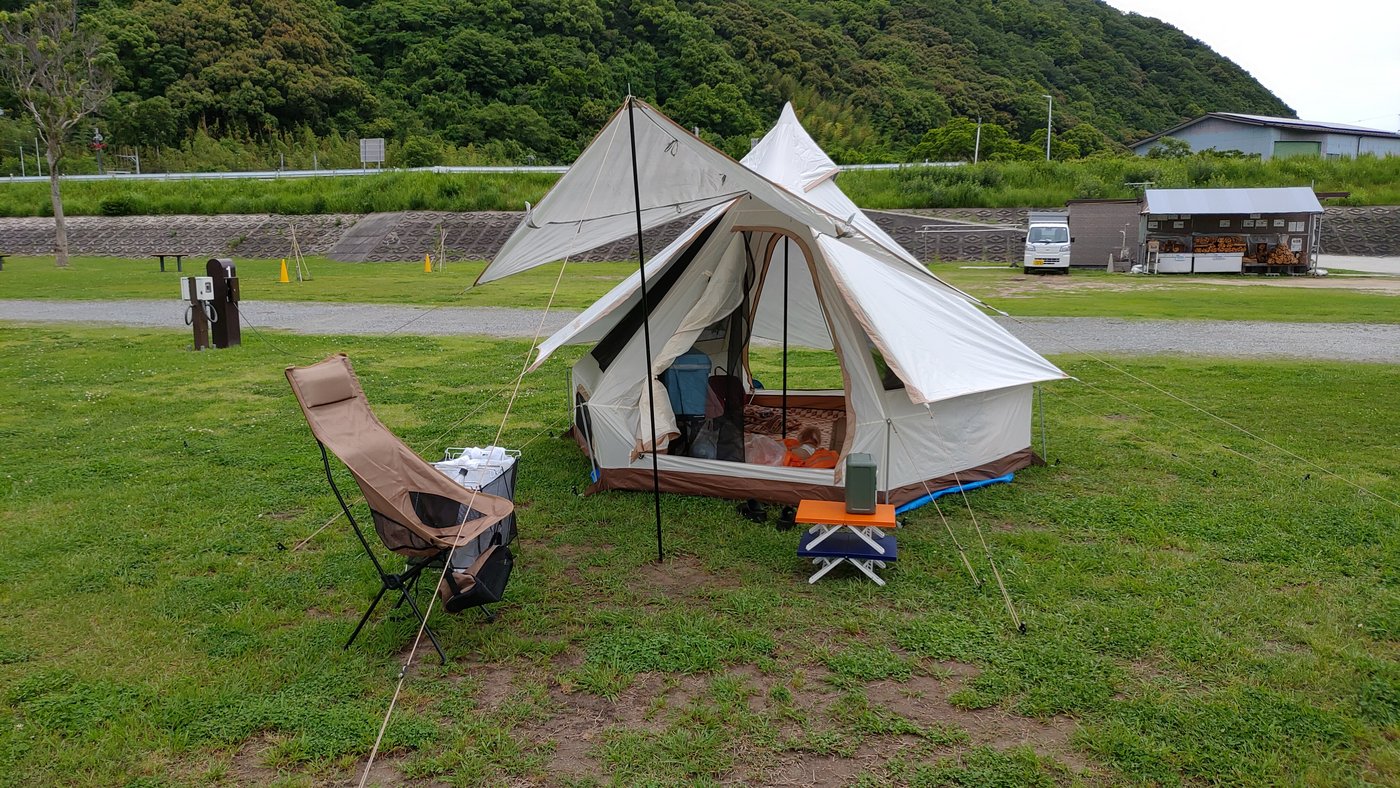 芝生のサイトに張ったKingCampのテント