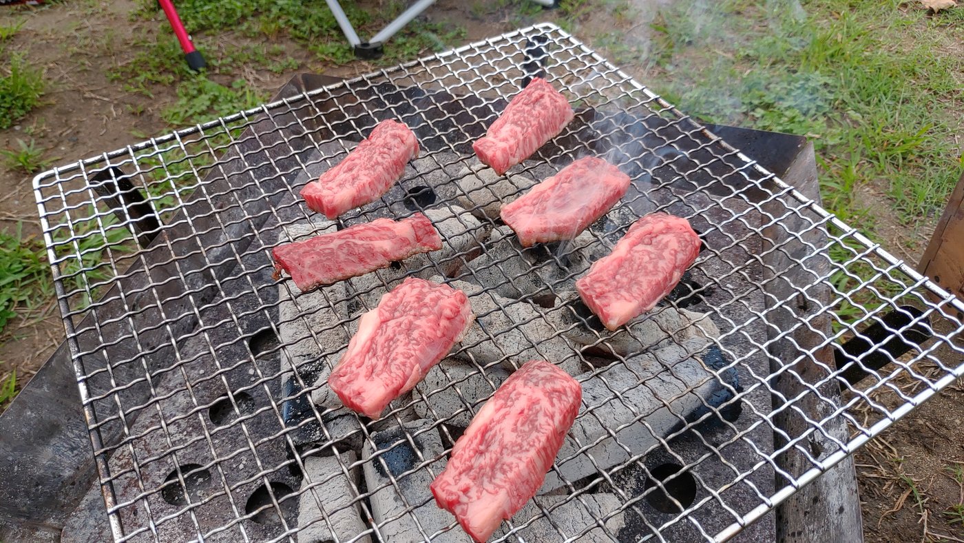 炭火の網で焼く牛肉