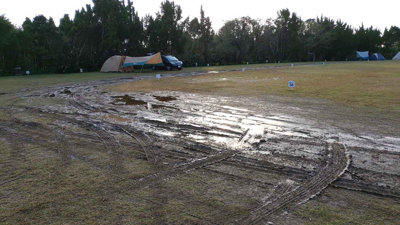 雨のあとにぬかるんだキャンプ場の通路