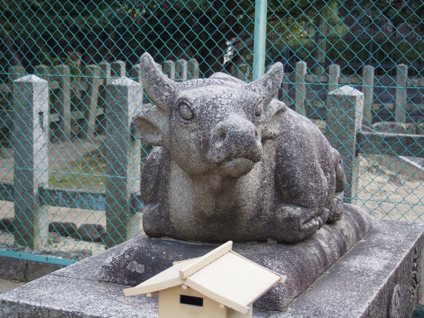 大鳥大社の奥の社の前の牛の像