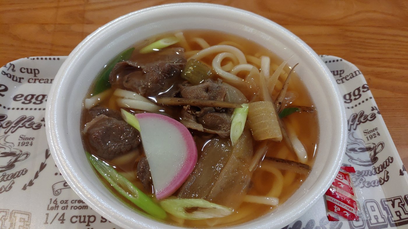 使い捨て容器に入った肉うどん