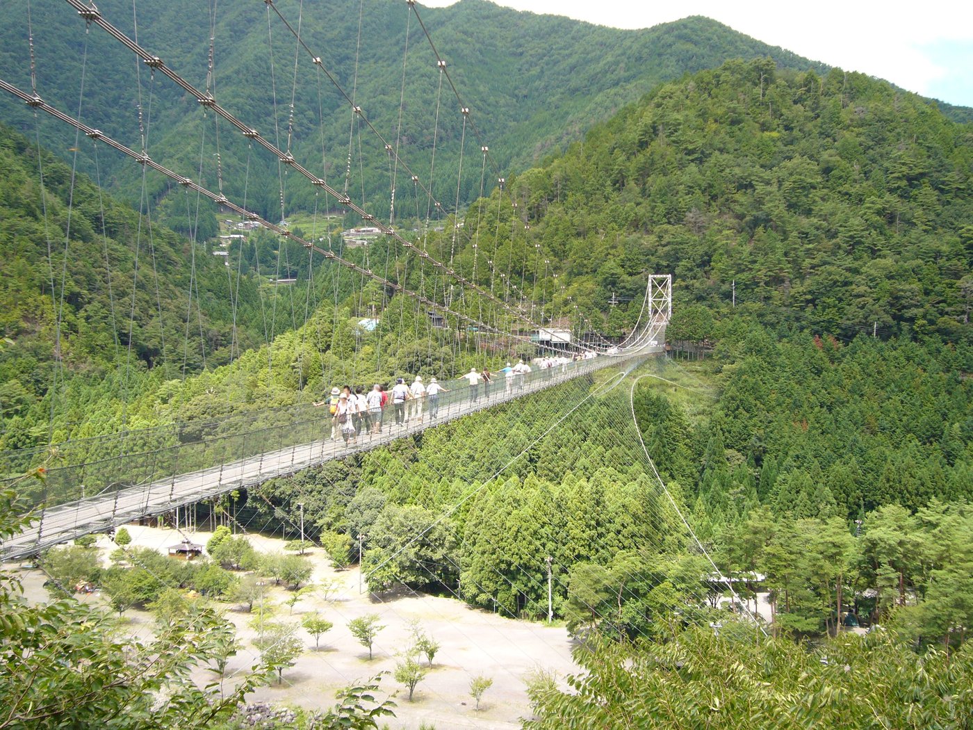 上野地側の高台から見た谷瀬の吊り橋