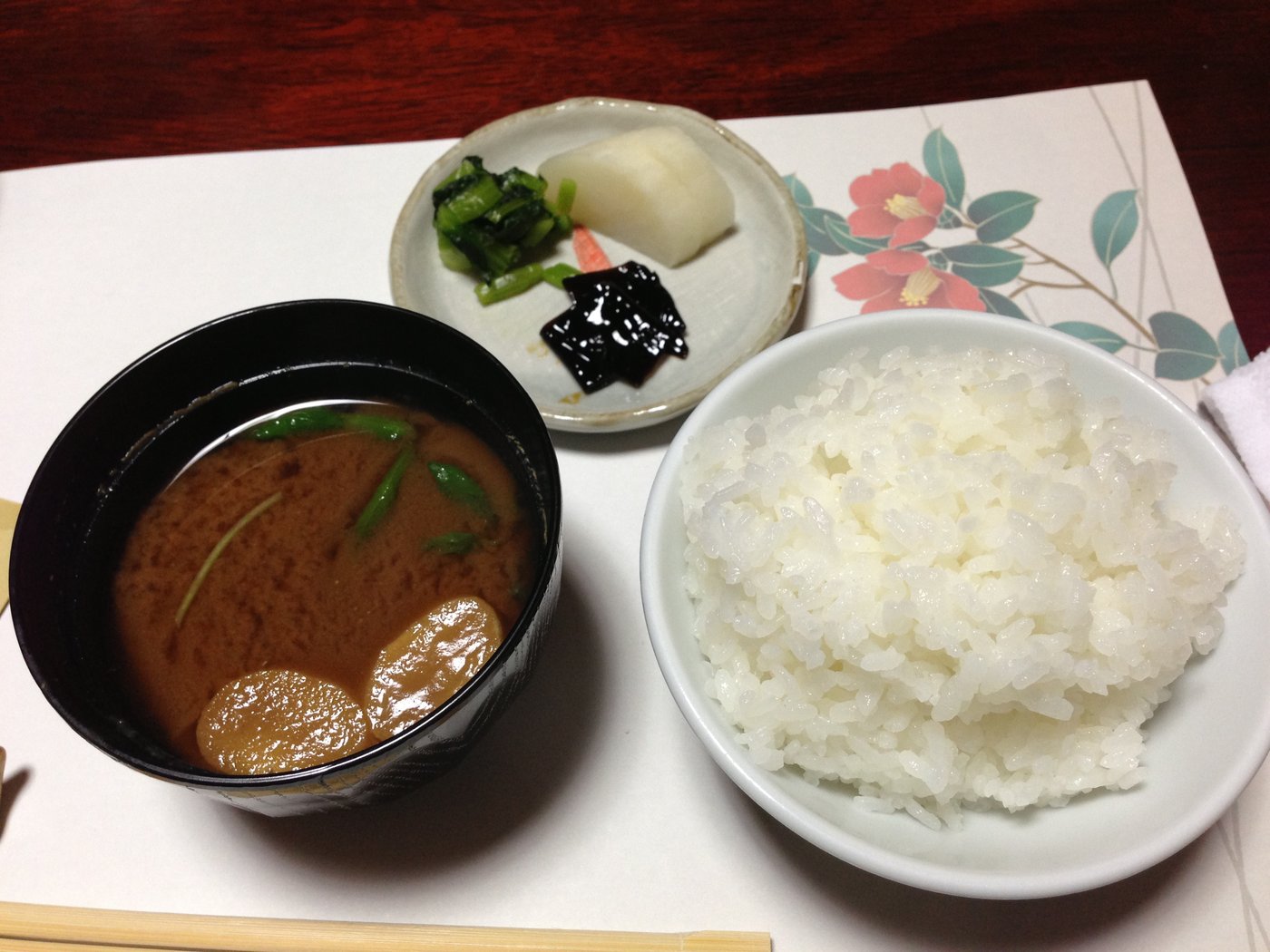 紀泉閣の夕食のご飯と赤だしと漬物