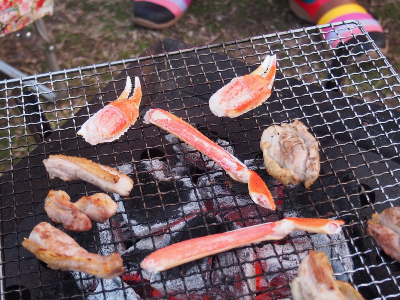 炭火で焼いているカニ（2014年1月2日）