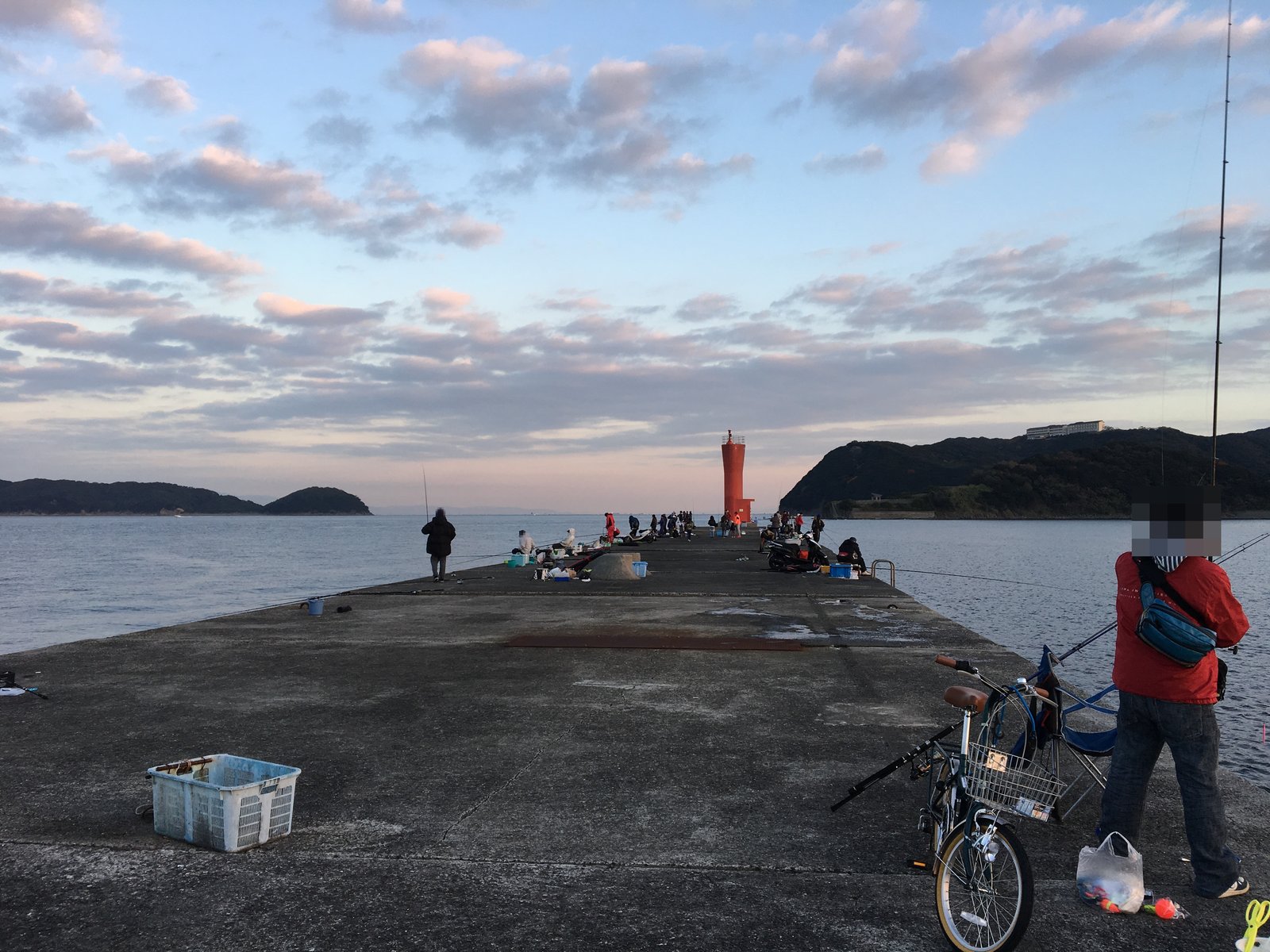 加太の大波止と赤い灯台