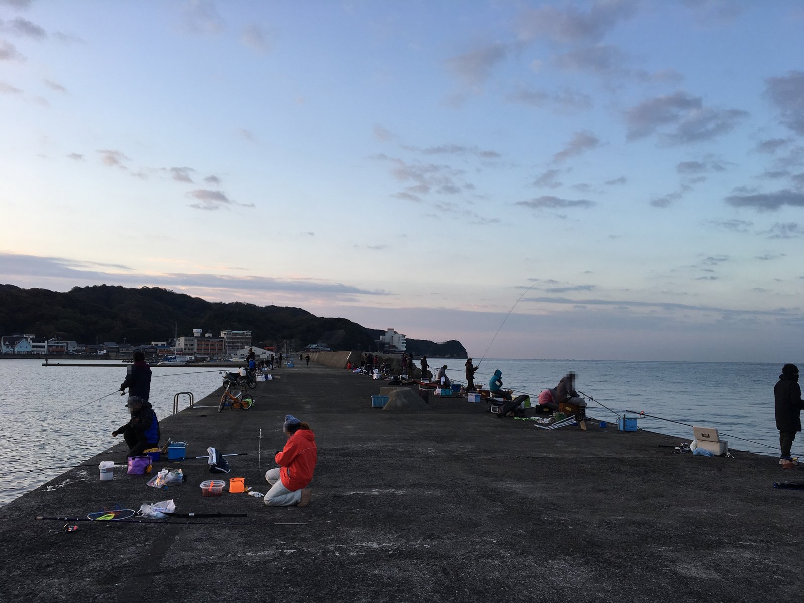 加太の大波止の上に並ぶ釣り人
