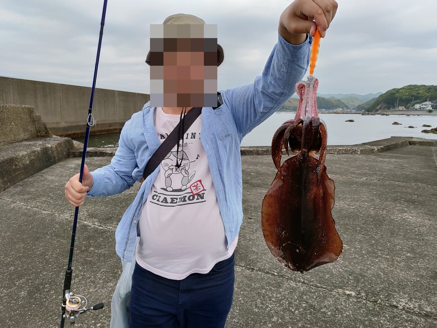串本で初めて釣ったアオリイカを持っているところ