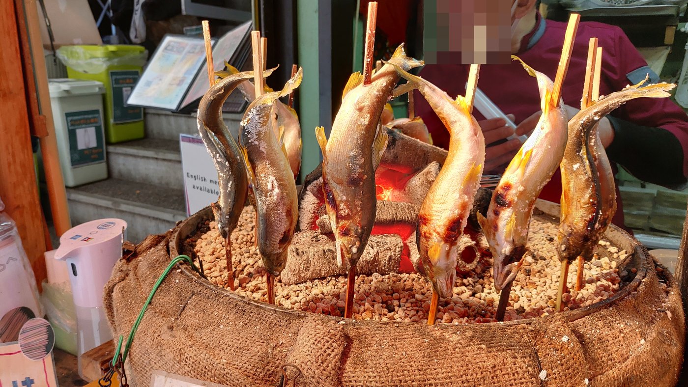 箕面大滝の前の売店で炭火で焼かれる鮎の塩焼き（2020年12月）