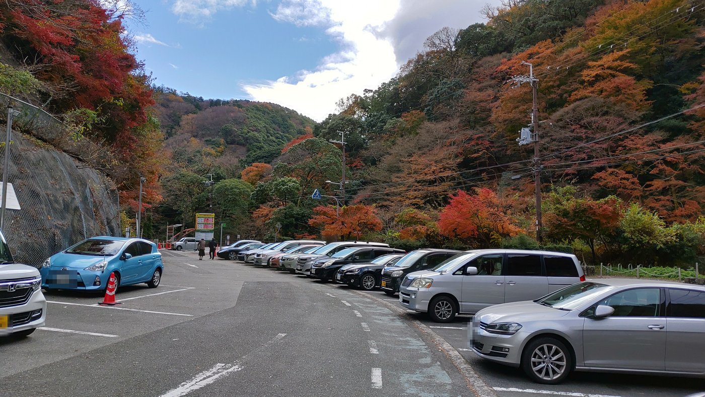 紅葉の山に囲まれた箕面大滝の駐車場（2020年12月）