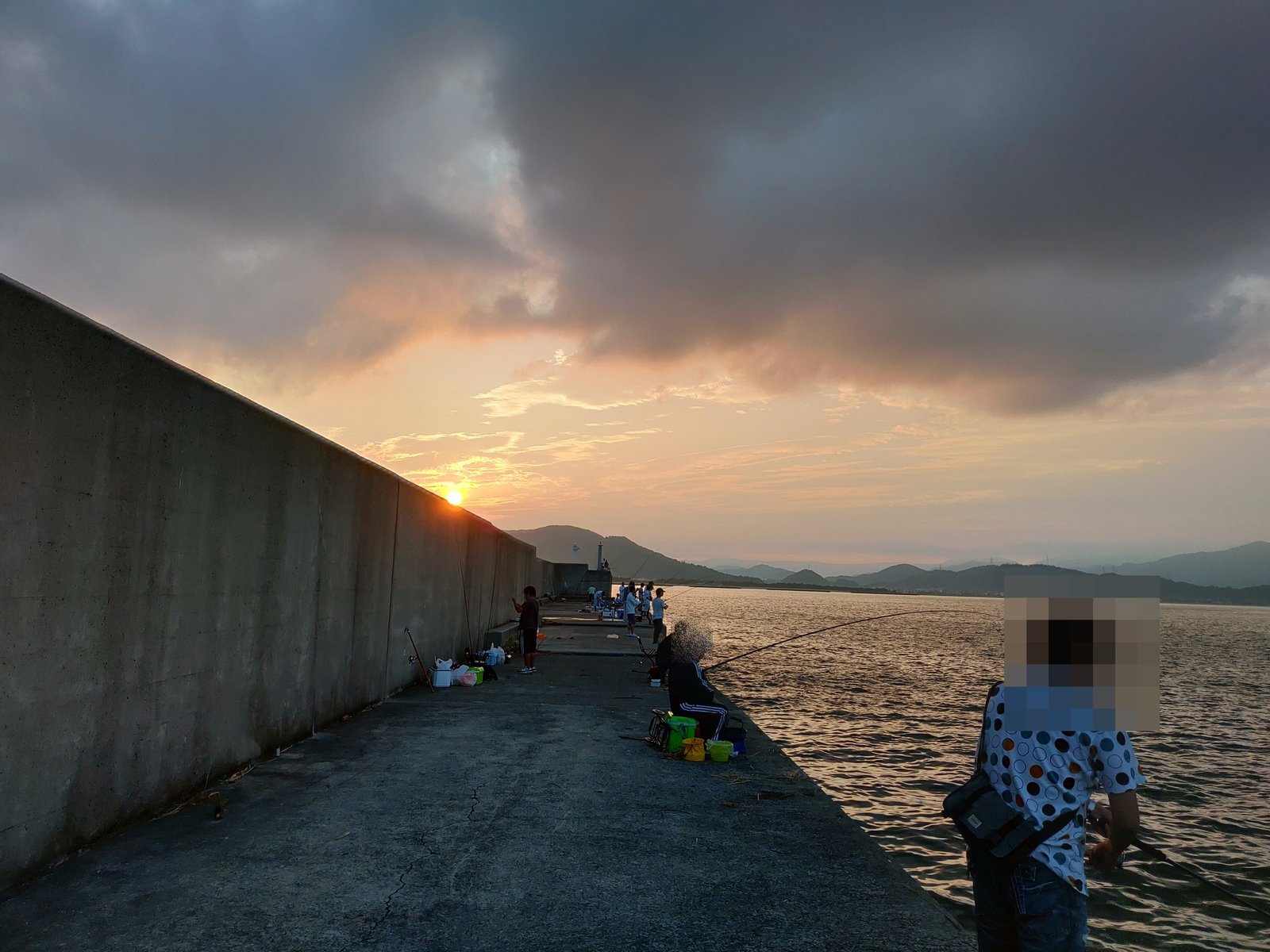 田ノ浦漁港の堤防の外向きと朝日